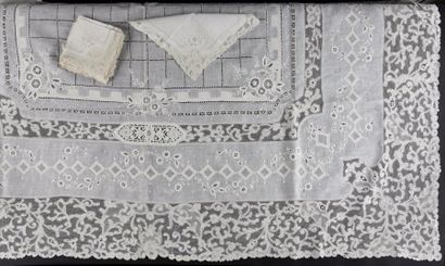 Nappe en fil brodé et ajourée et ses douze...