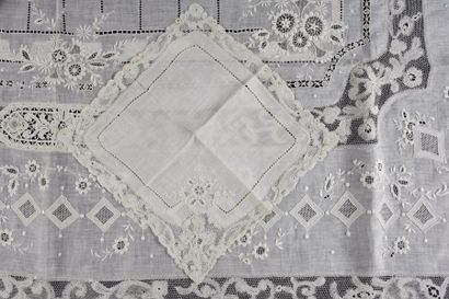 Nappe en fil brodé et ajourée et ses douze...