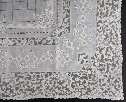 Nappe en fil brodé et ajourée et ses douze...