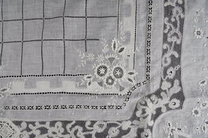 Nappe en fil brodé et ajourée et ses douze...
