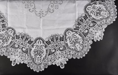 Nappe ronde en fil et dentelle aux fuseaux,...