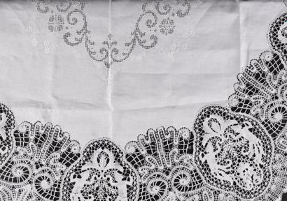 Nappe ronde en fil et dentelle aux fuseaux,...