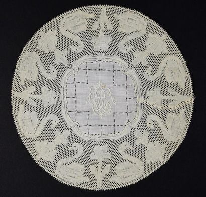 Trente sept napperons, dentelle Point de...