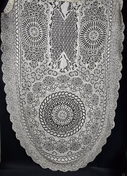 Grande nappe, dentelle et broderie, début...