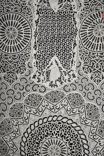 Grande nappe, dentelle et broderie, début...