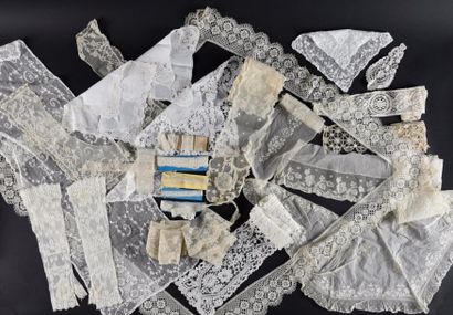 Réunion d'accessoires du costume féminin...