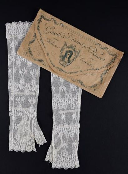 Réunion d'accessoires du costume féminin...