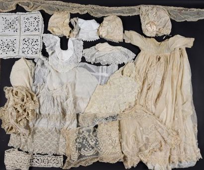 Partie d'une garde-robe bourgeoise d'enfant,...