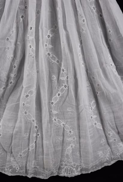 Robe de baptême en broderie blanche et fils...