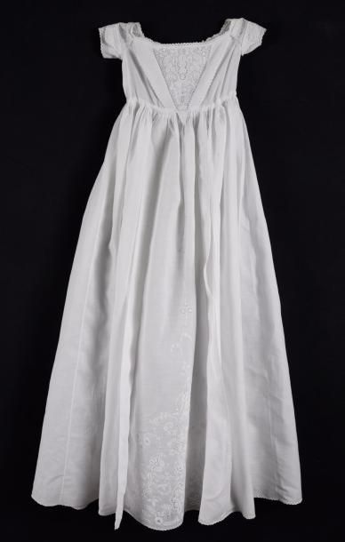 Robe de présentation, broderie blanche, vers...