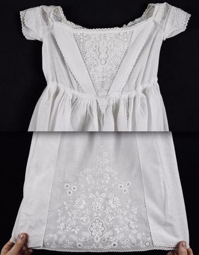 Robe de présentation, broderie blanche, vers...
