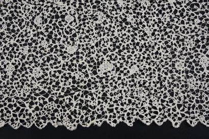 Cinq volants en dentelle de Flandres, fuseaux,...