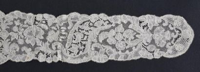 Barbes de bonnet et volant, Bruxelles, dentelle...
