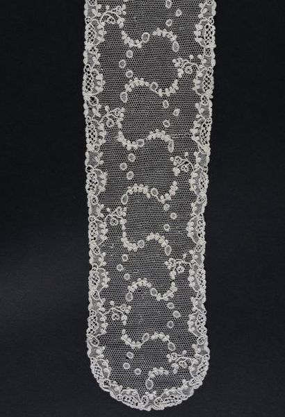 Paire de barbes en dentelle d'Alençon, aiguille,...