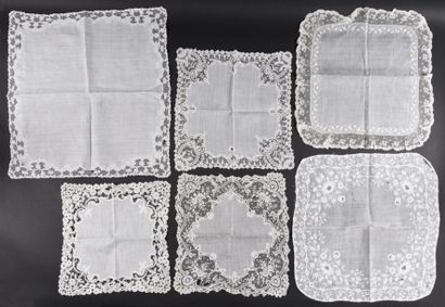 Réunion de six mouchoirs en dentelle et broderie,...