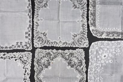 Réunion de six mouchoirs en dentelle et broderie,...