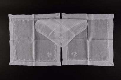 Trois mouchoirs brodés couronne de comte,...
