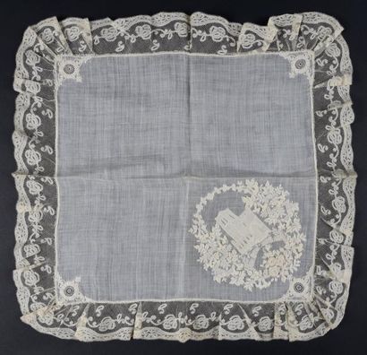 Rare mouchoir brodé, décor de cathédrale...