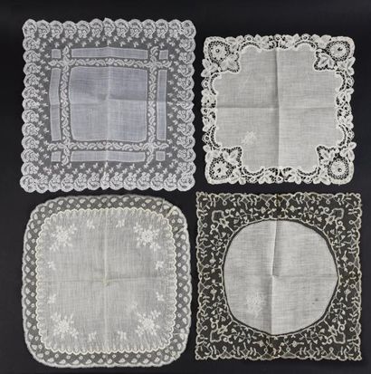 Réunion de quatre mouchoirs en dentelle,...