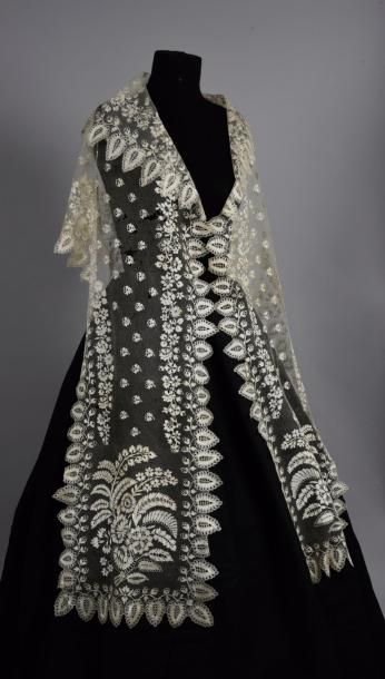 Col châle en dentelle Blonde de Caen, fuseaux,...