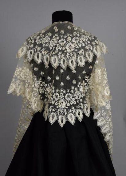 Col châle en dentelle Blonde de Caen, fuseaux,...