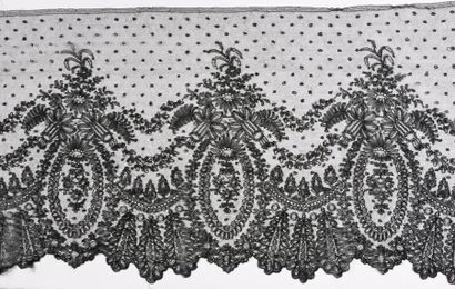 Large volant en dentelle de Chantilly, fuseaux,...