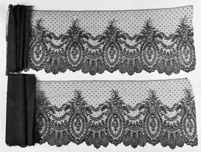 Large volant en dentelle de Chantilly, fuseaux,...