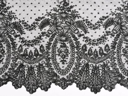 Large volant en dentelle de Chantilly, fuseaux,...