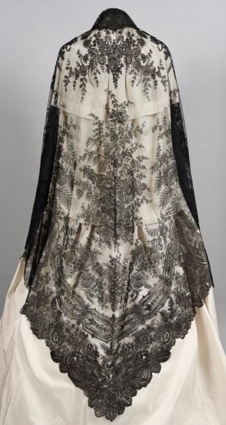 Châle de crinoline en dentelle de Chantilly...