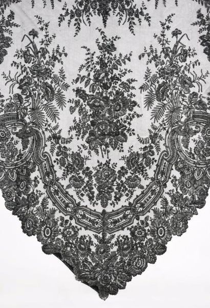 Châle de crinoline en dentelle de Chantilly...