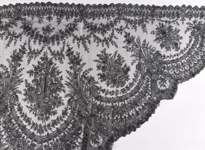 Châle à une pointe, en dentelle de Chantilly,...