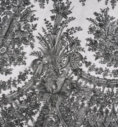 Châle à une pointe, en dentelle de Chantilly,...