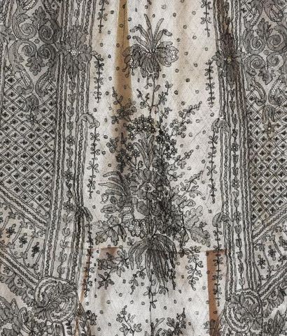 Châle à une pointe, en dentelle de Chantilly...