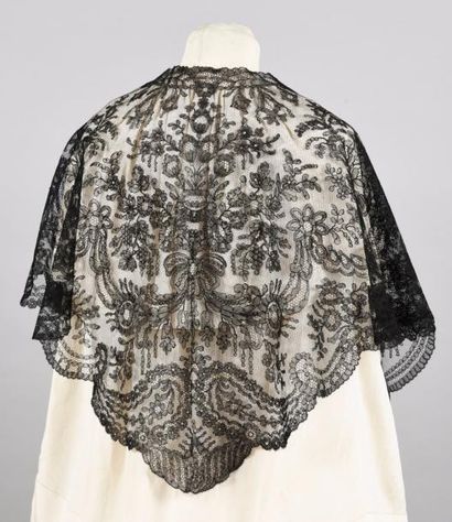 Fichu en dentelle de Chantilly aux fuseaux,...