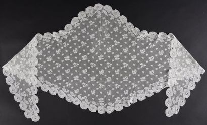 Rare fichu en dentelle de Chantilly blanc,...