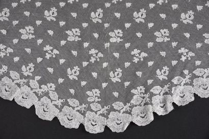 Rare fichu en dentelle de Chantilly blanc,...