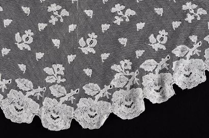 Rare fichu en dentelle de Chantilly blanc,...
