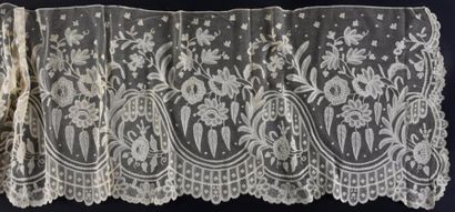Exceptionnel volant de crinoline en Valenciennes...