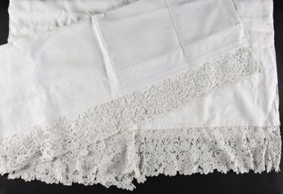 Deux devant d'autel bordés de dentelle, début...