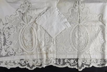 Une taie en linon brodée, couronne de Vicomte,...