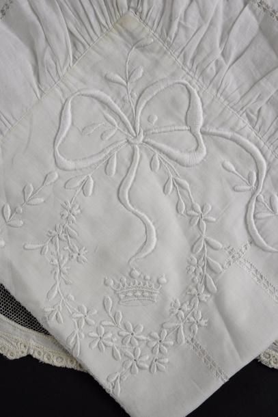 Une taie en linon brodée, couronne de Vicomte,...