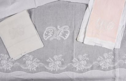Parure de lit en fil, drap et ses deux taies...