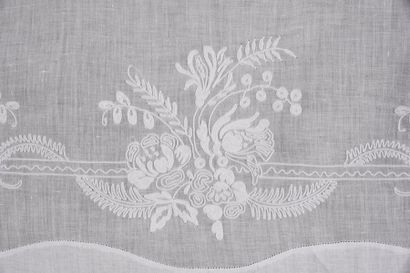 Parure de lit en fil, drap et ses deux taies...
