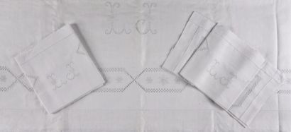 Parure de lit, drap et ses deux taies, milieu...