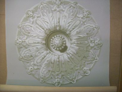 Deux rosaces de plafond en papier peint,...