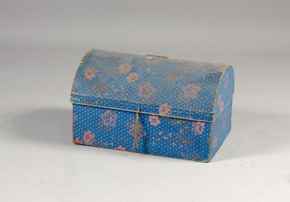Coffre bombé en carton, gainé de papier peint,...