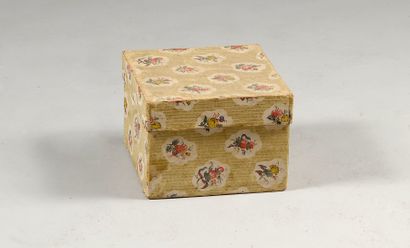 Boîte en papier peint, décor de rameaux de...