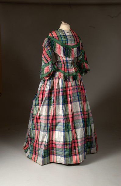 Robe vers 1870, dans un petit façonné soie...