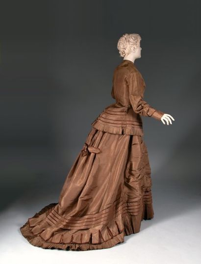 Robe vers 1880, en taffetas de soie tabac...