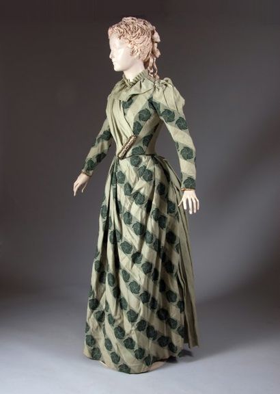 Robe vers 1890, griffée Miss J Willets, 642...